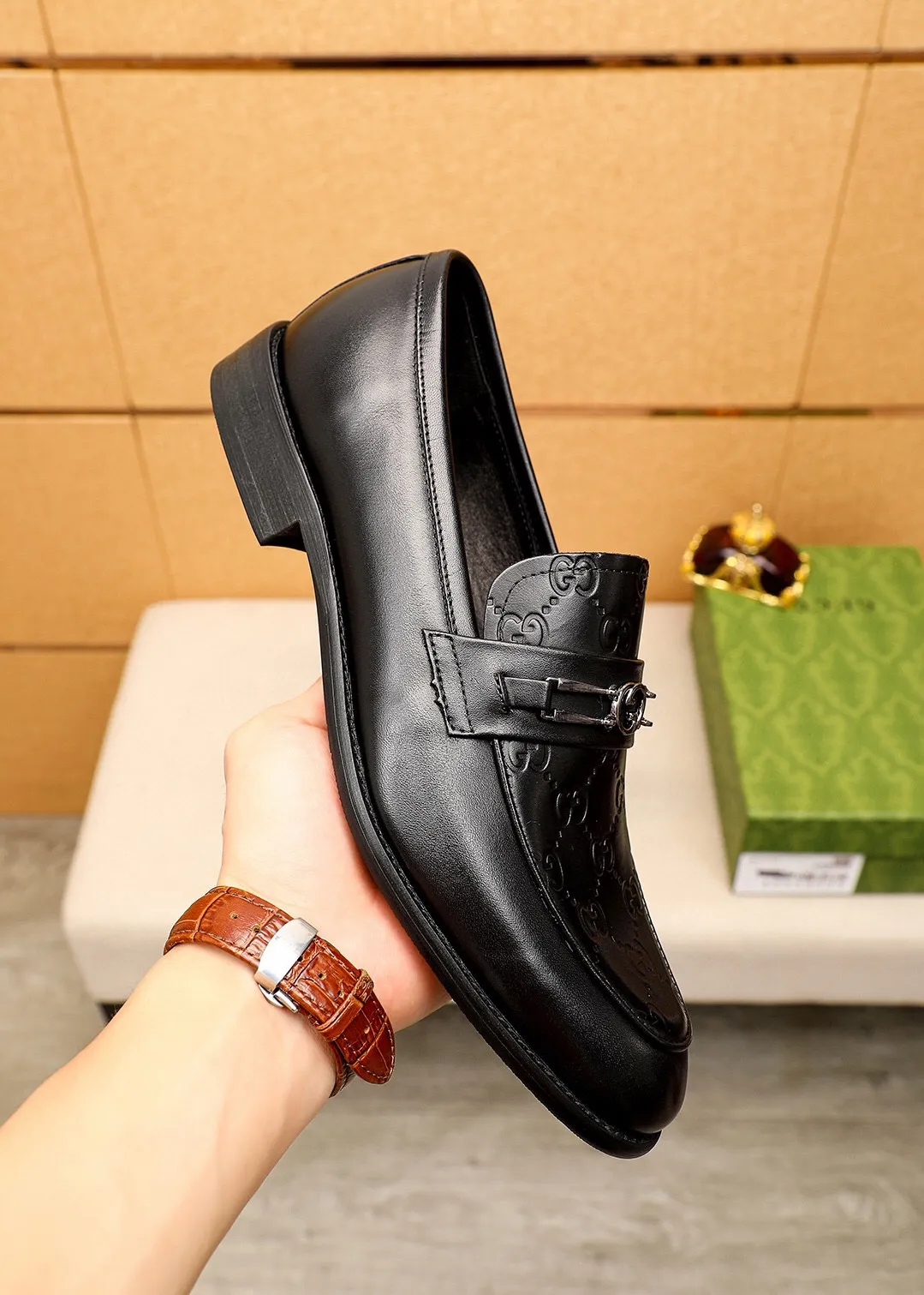 Men's shoes 💰400 💐 Product trademark: GUCCI "Gucci" casual leather shoes Regular size: 39-44 (38.45.46🉑️Customized) Product materials: Selected imported first-layer calfskin embossed upper + luxury hardware buckle, imported 🐑 sheepskin lining. Strong three-dimensional visual effect, original combination outsole Color: 1⃣️color optional